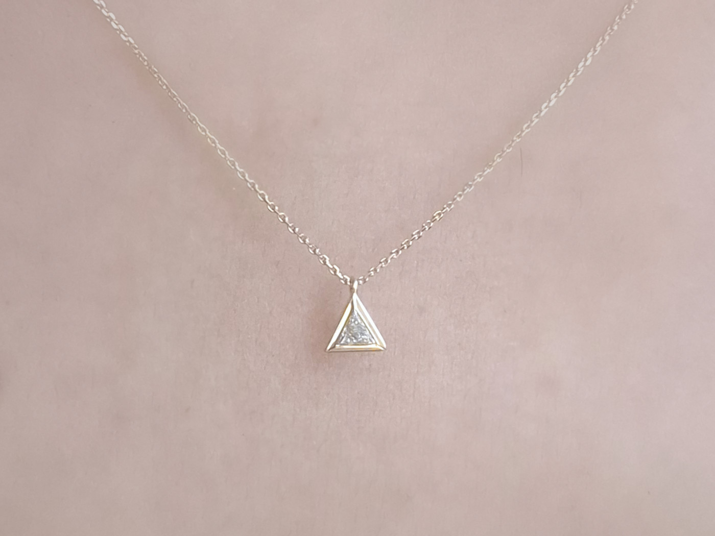 Alternative view of Diamant Dreieck Halskette LIVIA