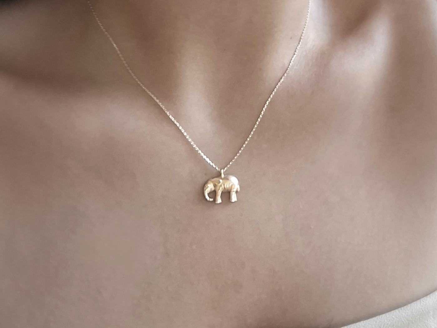 Alternative view of Elefant Halskette Gelbgold ELIO