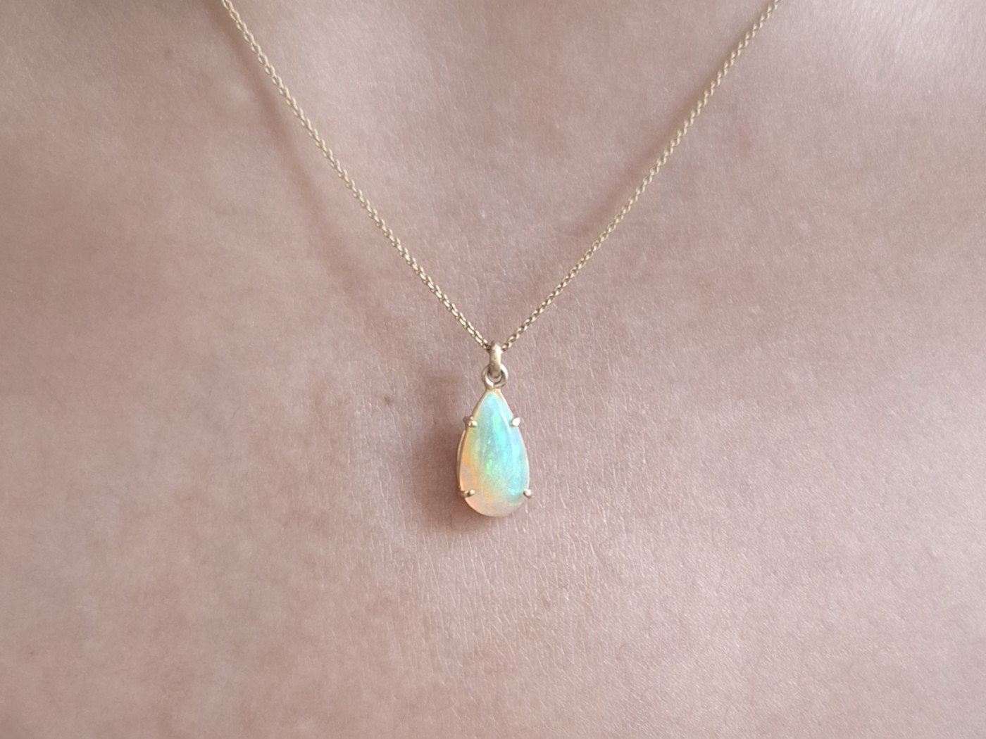 Alternative view of Opal Halskette IRIS